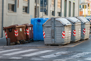 Bidoni della spazzatura, rifiuti riciclare, raccolta