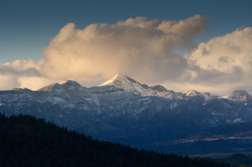Fototapeta na wymiar mountain range at dawn, colorado 