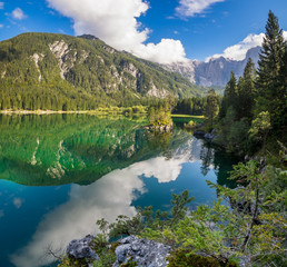 Fototapeta na wymiar panorama górskiego jeziora w Alpach włoskich