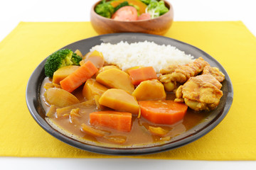 美味しそうなカレーライスとサラダ