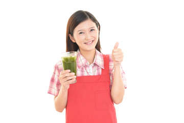 野菜ジュースを持つ笑顔の女性