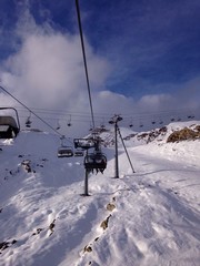 Fototapeta na wymiar skilifte im skigebiet