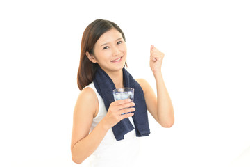 水を飲む笑顔の女性