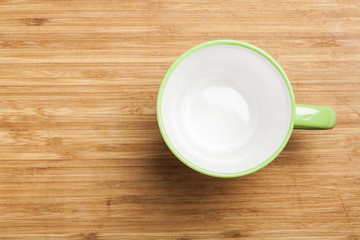 Leerer grünen Kaffee Becher auf Holz Tisch