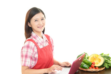 料理を楽しむ主婦