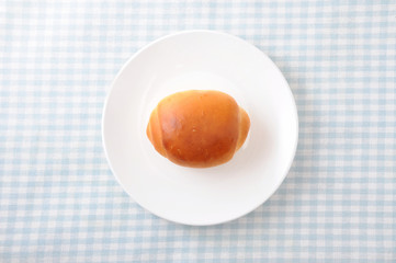 お皿にのせた ロールパン バターロール テーブルクロス