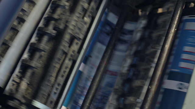 Printing machine passes paper through cylinders