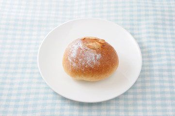 お皿にのせた アーモンド チョコ パン テーブルクロス