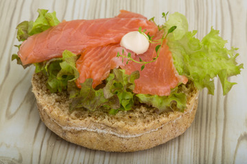 Salmon sandwich with thyme