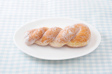 お皿にのせた シュガー ドーナッツ おやつ テーブルクロス