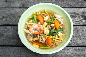 Crispy egg noodle seafood.