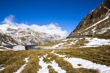 Stausee und Galerie an der Lukmanier-Paßhöhe