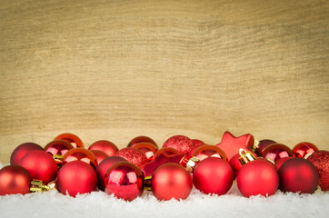 rote weihnachtskugeln mit holzhintergrund
