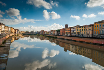 Veduta Lungarno Mediceo Pisa, cielo nuvole riflessi sul fiume