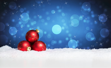 Naklejka na ściany i meble Weihnachtskugeln im Schnee vor weihnachtlichem Hintergrund