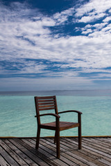 einsamer Stuhl mit Meerblick