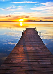 Obraz na płótnie Canvas paisaje vertical de un embarcadero en el lago al amanecer