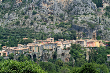 paese medievale mounstiers sainte marie provenza francia