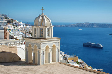 Fototapeta na wymiar cruise in front of the island of Santorini