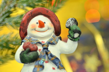 dekoracja bożonarodzeniowa, figurka bałwanka na tle bokeh 
