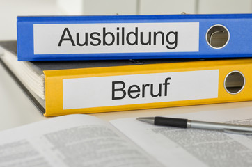 Aktenordner mit der Beschriftung Ausbildung und Beruf