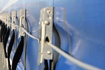 Zollschnur an einem Schiebeplanenauflieger