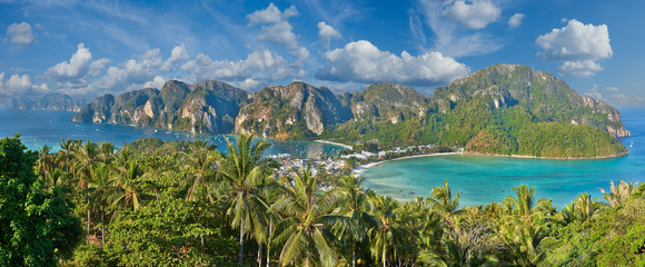 Tropical island with resorts - Phi-Phi island, Krabi Province, T - obrazy, fototapety, plakaty