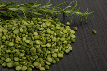Dry green peas