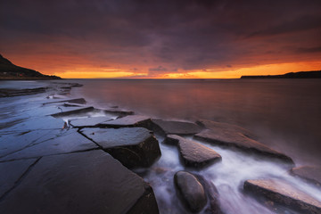 Naklejka premium Rocky Dorset Coastline at sunset