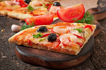 Pizza with shrimp, salmon and olives