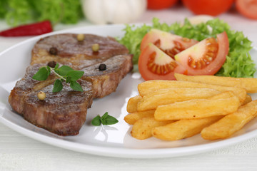 Schweinefleisch Kotelett Gericht mit Pommes, Gemüse und Salat a