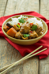 Massaman chicken curry et riz blanc