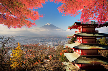 Naklejka premium Fuji z jesiennymi kolorami w Japonii