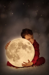 Kind hält den Mond
