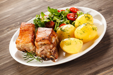 Tasty grilled ribs with vegetables