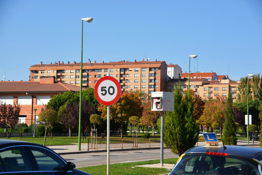 se&ntilde;al y radar de limitacion 50 en las calles de  burgos