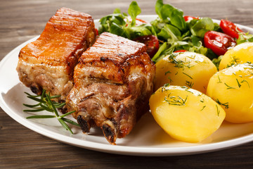 Tasty grilled ribs with vegetables