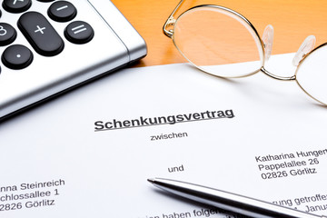 Schenkungsvertrag Taschenrechner Stift Lesebrille