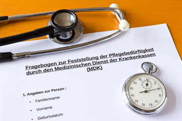 Fragebogen Pflegebed&uuml;rftigkeit Stethoskop Stoppuhr