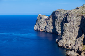 Felsenbucht mit Leuchtturm