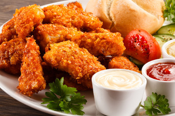 Grilled chicken nuggets and vegetables