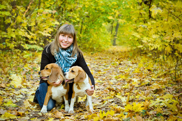woman with two beagles