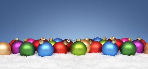 Weihnachtshintergrund mit Kugeln und Schnee