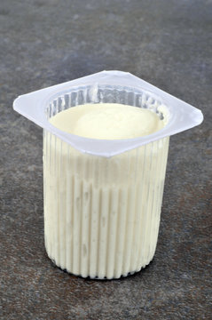 Petit suisse dans son pot en plastique