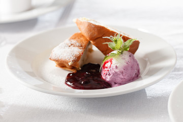 apple cake with ice cream