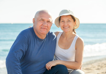 Fototapeta na wymiar mature couple at sea vacation