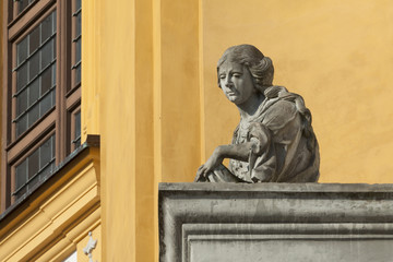 Fototapeta na wymiar Frauenfigur am Kloster