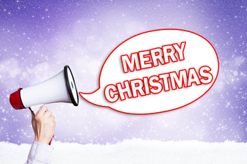 Megafon vor festlichem Hintergrund mit Merry Christmas Nachricht © fotogestoeber