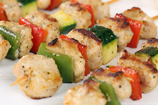 Gegrillte Fleischspie&szlig; Gericht mit Gem&uuml;se