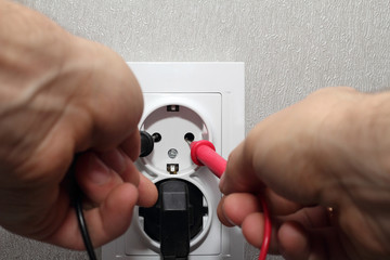 measure the voltage at wall outlet